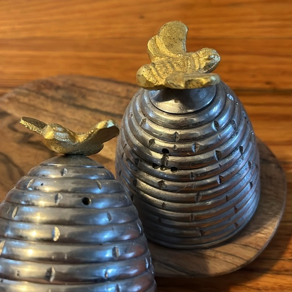 NWOT Beehive Salt & Pepper Shakers With Wooden Tray - Picture 3 of 5